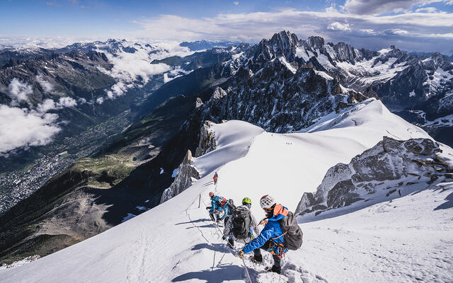 Arc’teryx Alpine Academy er et årlig arrangement der utendørsentusiaster kan utvikle sine ferdigheter under ledelse av fjellguider og fjelløpere. (Foto: Vincent Hugo)