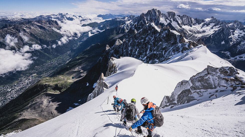 Arc’teryx Alpine Academy er et årlig arrangement der utendørsentusiaster kan utvikle sine ferdigheter under ledelse av fjellguider og fjelløpere. (Foto: Vincent Hugo)
