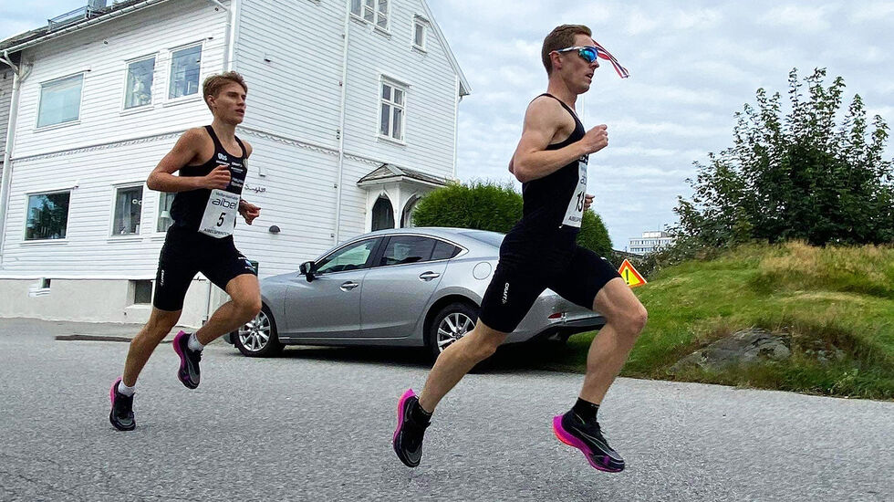 Morten Gjendem (til høyre) og Simon Østreng Veland har kontroll på premiepallene. (Foto: Thea Hovda)