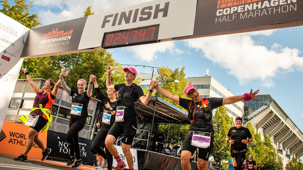 Mange løper fort i Copenhagen Half og andre ikke like fort.  Med 25000 påmeldte så er det over en tredel som bruker over 2 timer, selv om det ikke er noen andre løp i verden med så mange som løper under 1.05.. (Foto: arrangøren) 
