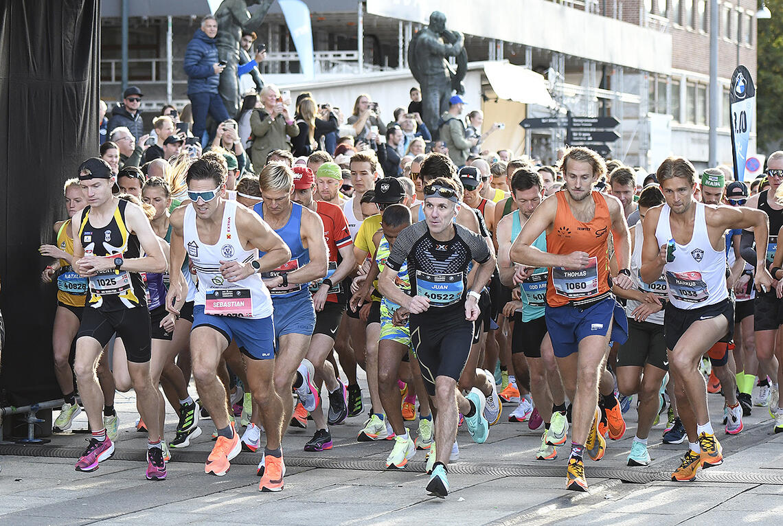 Starten for Oslo Maraton har akkurat gått på en flott dag for løping i Oslo. (Foto: Bjørn Johannessen) 