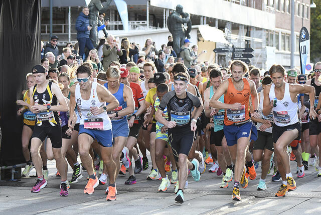 Starten for Oslo Maraton har akkurat gått på en flott dag for løping i Oslo. (Foto: Bjørn Johannessen)