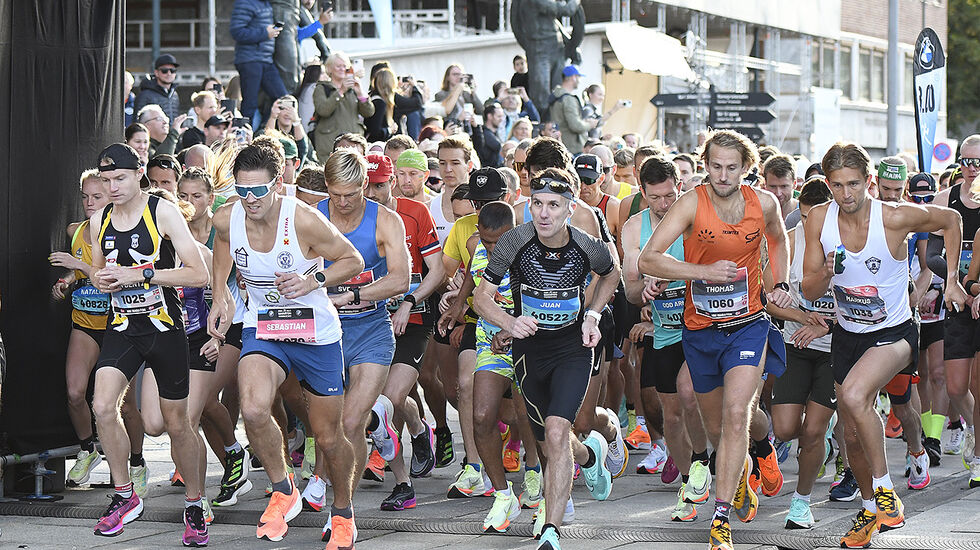 Starten for Oslo Maraton har akkurat gått på en flott dag for løping i Oslo. (Foto: Bjørn Johannessen) 