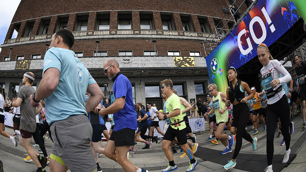 Halvmaratonløpet i Oslo Maraton er en skikkelig folkefest, og her ser vi startpulje 4 legge av gårde. (Foto: Bjørn Johannessen) 