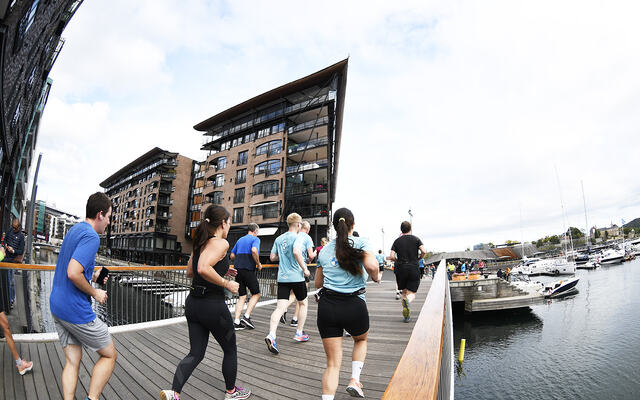 Det løpes av mange mange steder, enten det er over Aker Brygge i Oslo Maraton eller treningsøkter i litt mindre urbane omgivelser. (Foto: Bjørn Johannessen)