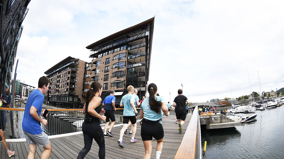 Det løpes av mange mange steder, enten det er over Aker Brygge i Oslo Maraton eller treningsøkter i litt mindre urbane omgivelser. (Foto: Bjørn Johannessen)