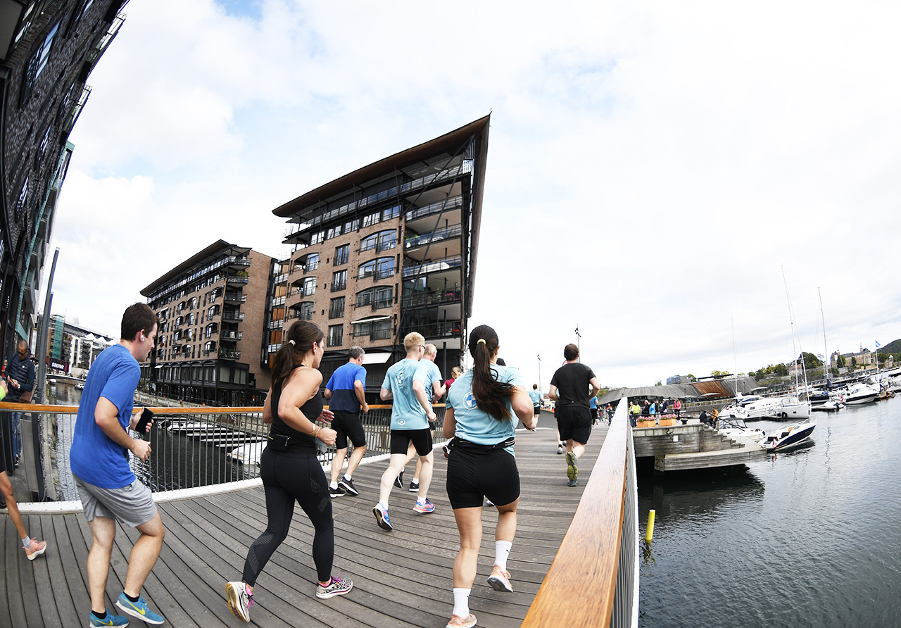 Det løpes av mange mange steder, enten det er over Aker Brygge i Oslo Maraton eller treningsøkter i litt mindre urbane omgivelser. (Foto: Bjørn Johannessen)