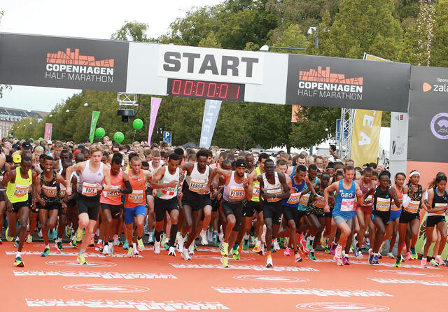 Start elite. Vi ser Zerei med sitt mellomnavn Kbrom på startnummet, midt i startfeltet. (Foto: Kjell Vigestad) Start elite. Vi ser Zerei med sitt mellomnavn Kbrom på startnummet, midt i startfeltet. (Foto: Kjell Vigestad)
