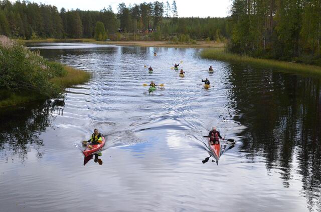 Starten har gått på idylliske Kynna. Foran ligger de to som til slutt ble nummer en og to i herreklassen, Espen Tåsåsen til venstre og Tage Johansen. (Foto: Erik Øsmundset)