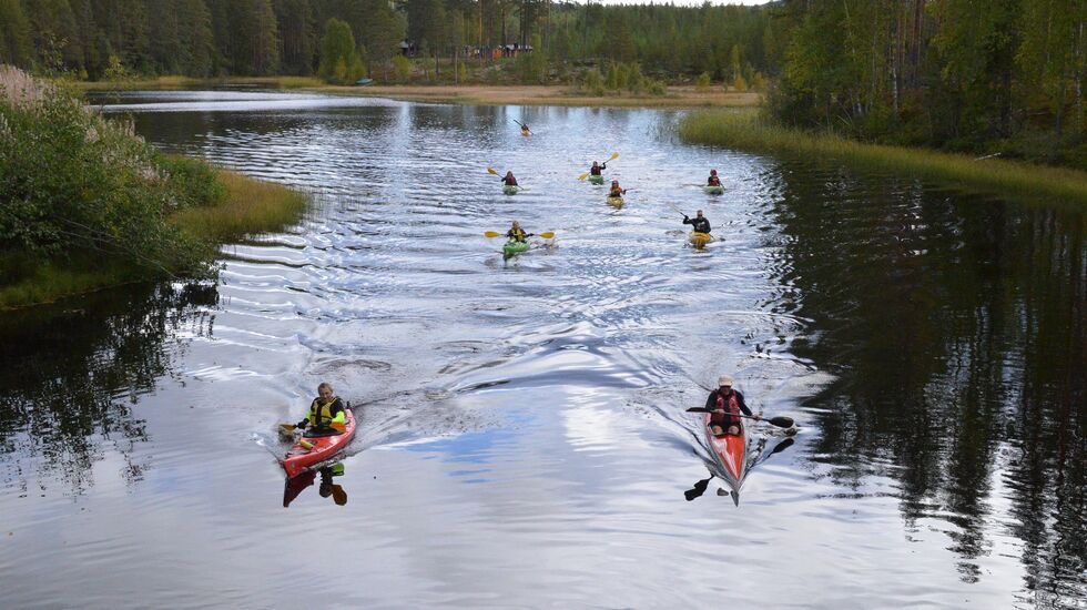 Starten har gått på idylliske Kynna. Foran ligger de to som til slutt ble nummer en og to i herreklassen, Espen Tåsåsen til venstre og Tage Johansen. (Foto: Erik Øsmundset)