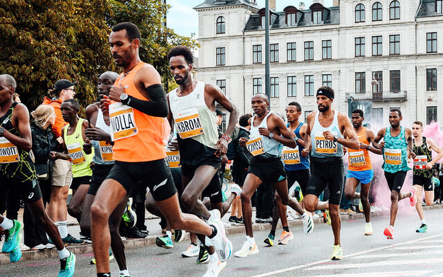 Tilbake i København: Skjalgs Zerei Kbrom Mezngi var to sekunder unna å løpe halvmaraton under timen i fjor. Søndag prøver han på nytt. (Foto: arrangøren)