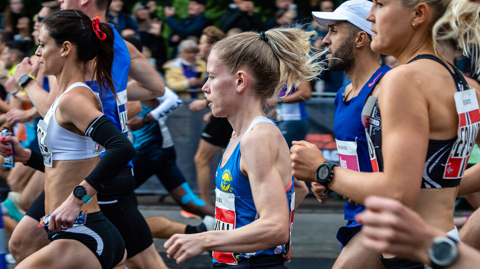 Mest fornøyd: Hanne Maridal løp ut fra start (midt på bildet med Pernilla Epland bak seg) litt usikker på hvordan det skulle gå, og så satte hun en solid pers og ble beste norske. (Foto: arrangøren)