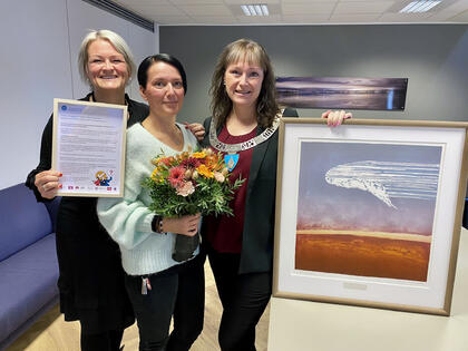 Kristin Jensen, Linda Kristin Suhr og Monica Nielsen med prisen for årets pårørendekommune i hånden