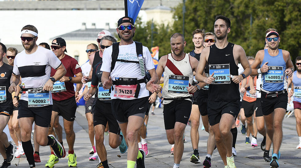 Det var 1816 fullførende deltakere på maraton. Her er gruppa som hadde mål om å komme under den magiske grensa på tre timer. (Foto: Bjørn Johannessen)