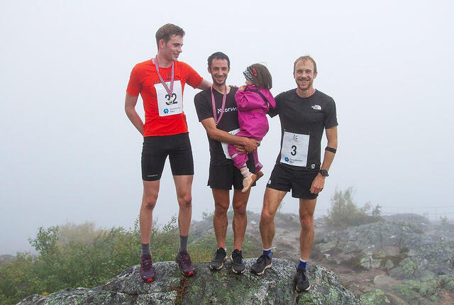 Kilian Jornet (i midten) vant årets utgave av Nesaksla Opp. Til venstre Iver Synstnes Hole som vant klassen junior herrer og ble nr. 3 sammenlagt, og til høyre Jonathan Albon som ble nr. 2 sammenlagt. (Alle foto: arrangøren)