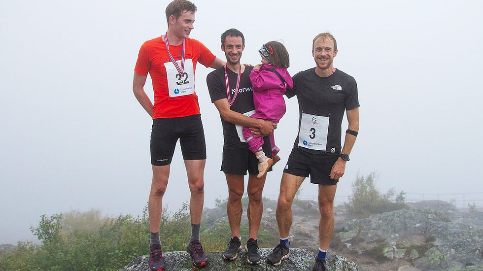 Kilian Jornet (i midten) vant årets utgave av Nesaksla Opp. Til venstre Iver Synstnes Hole som vant klassen junior herrer og ble nr. 3 sammenlagt, og til høyre Jonathan Albon som ble nr. 2 sammenlagt. (Alle foto: arrangøren)