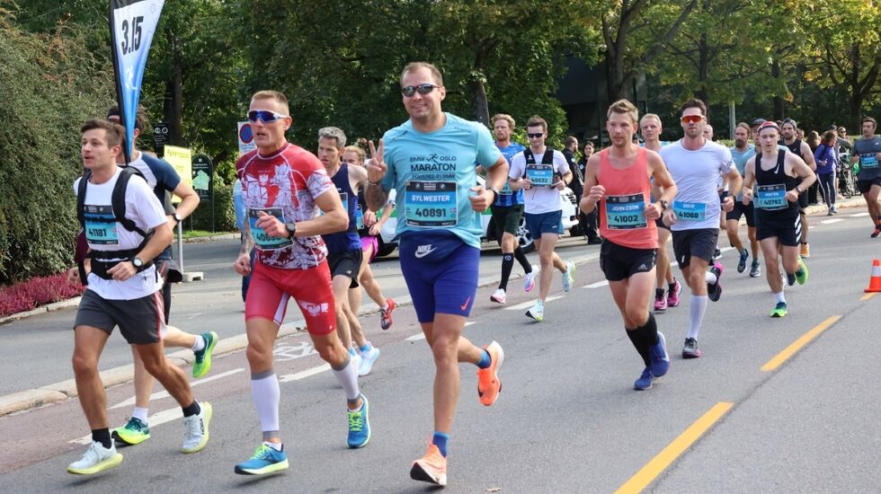 Vi har publisert flere bilder fra Oslo Maratons tre distanser - maraton, halvmaraton og 10-kilometer. Her en gruppe maratonløpere på vei fra Frognerparken mot Skøyen. (Foto: Tom-Arild Hansen)