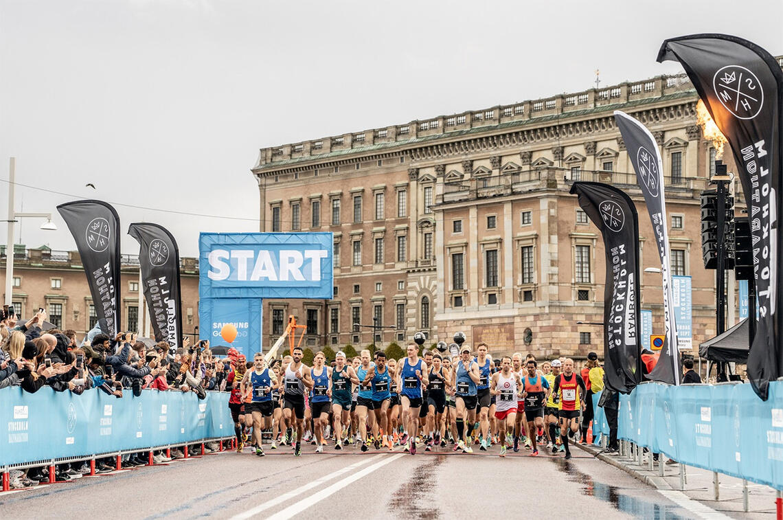 På en heller regngrå dag i Stockholm la løperne ut på sin drøye to mil lange reise. (Foto: arrangøren) 