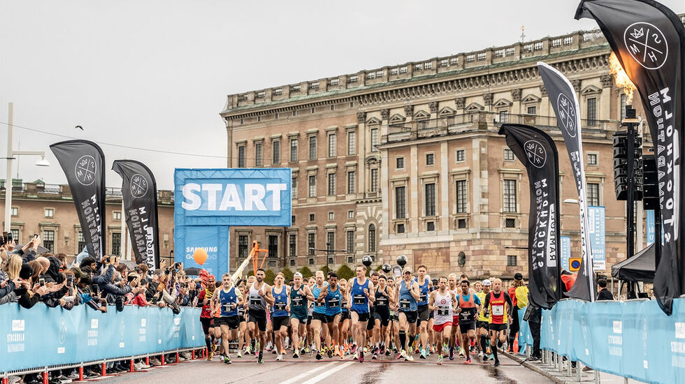 På en heller regngrå dag i Stockholm la løperne ut på sin drøye to mil lange reise. (Foto: arrangøren) 