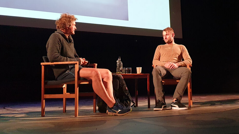 Thor Gotaas kommer med ei bok om Petter Northugs trening neste høst, og kvelden på Chateua Neuf gav publikum en smakebit på hva de har i vente. (Foto: Runar Gilberg)  