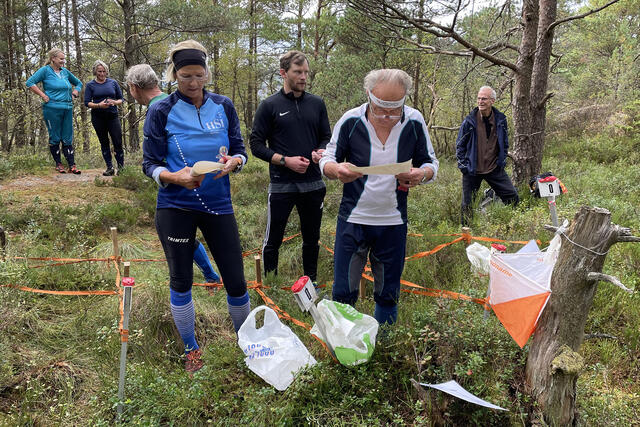 Anne Fjeldstad fra Haukeland Sykehus BIL og Dagfinn Hole fra Rolls Royce Bergen er klare til start i B-løypen, og har et minutt på seg til å studere kartet. (Alle foto: Arne Dag Myking)