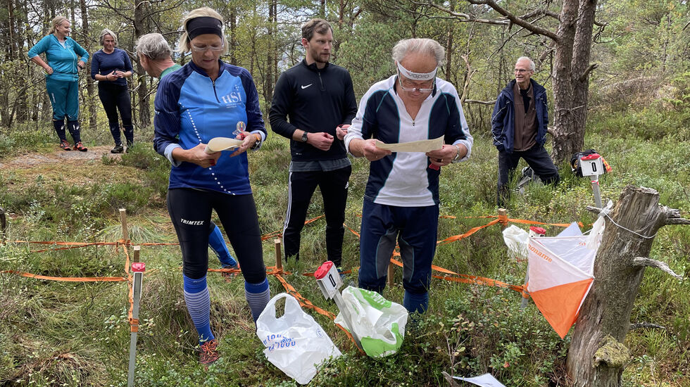 Anne Fjeldstad fra Haukeland Sykehus BIL og Dagfinn Hole fra Rolls Royce Bergen er klare til start i B-løypen, og har et minutt på seg til å studere kartet. (Alle foto: Arne Dag Myking)