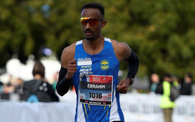 Ebrahim Abulaziz not mål til sitt fjerde NM-gull på maraton. (Foto: Bjørn Johannessen)