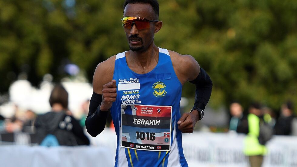 Ebrahim Abulaziz not mål til sitt fjerde NM-gull på maraton. (Foto: Bjørn Johannessen) 