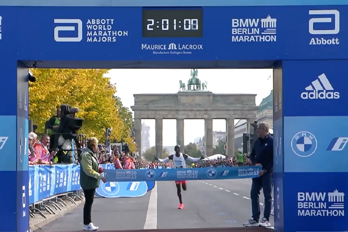 Eliud Kipchoge inn til 2:01:09 og ny verdensrekord. (Foto: Skjermdump fra BMW Berlin Marathons Facebookside)