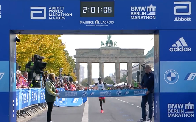 Eliud Kipchoge inn til 2:01:09 og ny verdensrekord. (Foto: Skjermdump fra BMW Berlin Marathons Facebookside)