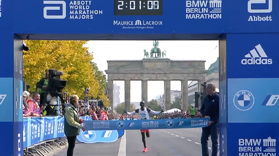 Eliud Kipchoge inn til 2:01:09 og ny verdensrekord. (Foto: Skjermdump fra BMW Berlin Marathons Facebookside)