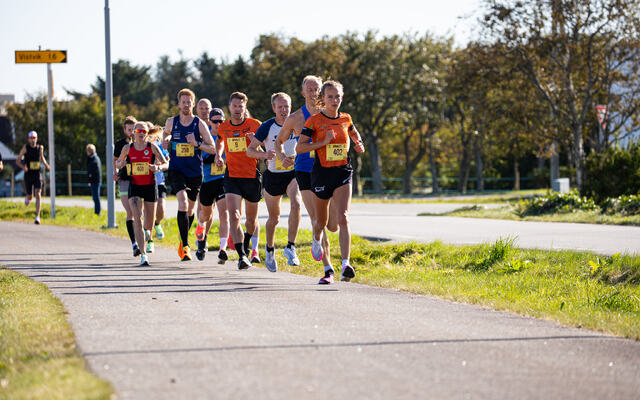 Vinner Kristin Vabø med et kobbel av løpere i rygg. (Foto: Tore Melberg)