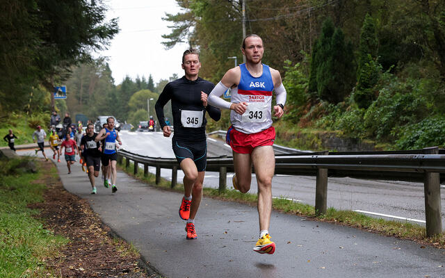 Marius Garmann Sørli langer ut fra Alvøen Idrettspark, men Geir Føleide henger seg på ryggen hans. (Foto: Arne Dag Myking)