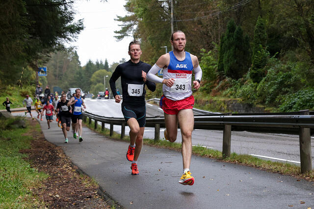 Marius Garmann Sørli langer ut fra Alvøen Idrettspark, men Geir Føleide henger seg på ryggen hans. (Foto: Arne Dag Myking)