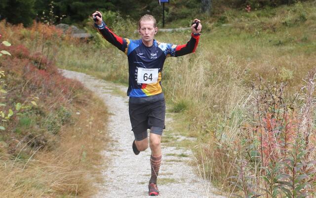 Håvard Boldvik fra Hamar IL har satt inn jubelspurten på sin drøye halvmaraton i tidenes første Budor Løpefest. (Foto: Rolf Bakken)