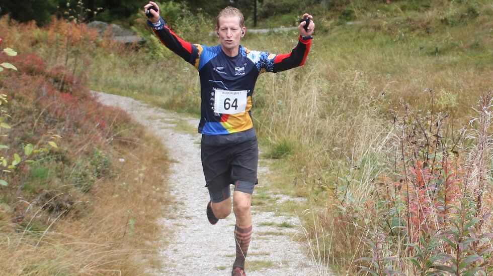 Håvard Boldvik fra Hamar IL har satt inn jubelspurten på sin drøye halvmaraton i tidenes første Budor Løpefest. (Foto: Rolf Bakken)
