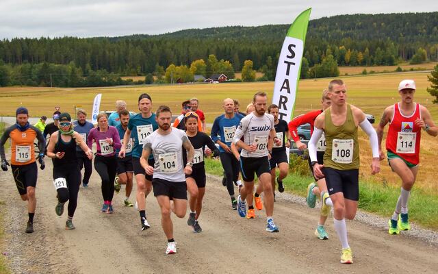 22 løpere la i vei på den 12 km lange løpsrunden kl 1300. (Per Kr. Johansen)