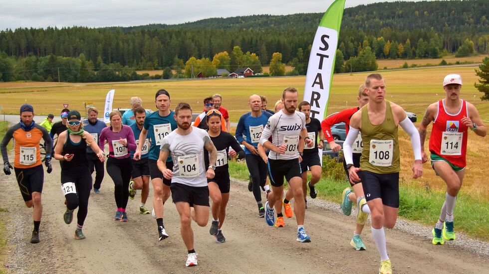 22 løpere la i vei på den 12 km lange løpsrunden kl 1300. (Per Kr. Johansen)