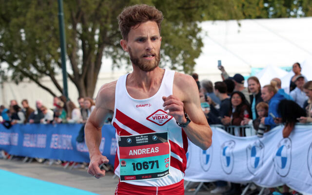 Andreas Sjurseth ble Norges beste i årets Berlin Maraton, med personlig bestenotering. Her fra innspurten på 10 for Grethe under Oslo Maraton. (Foto: Tom-Arild Hansen)