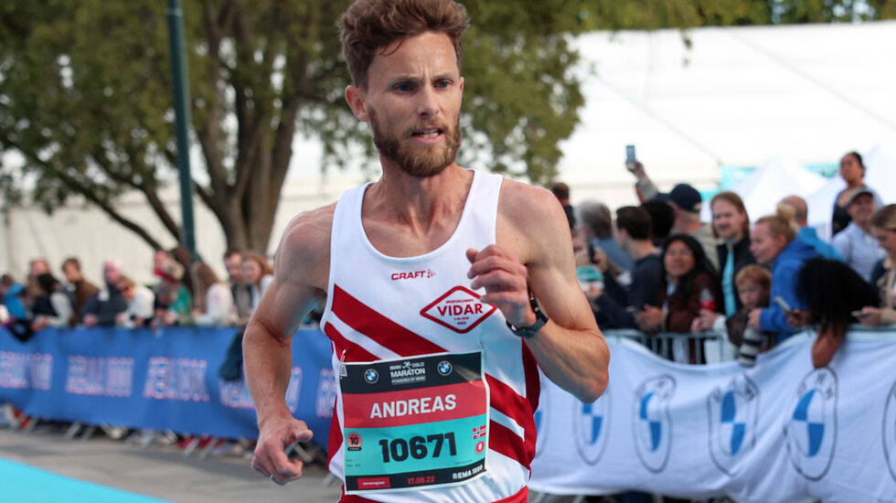 Andreas Sjurseth ble Norges beste i årets Berlin Maraton, med personlig bestenotering. Her fra innspurten på 10 for Grethe under Oslo Maraton. (Foto: Tom-Arild Hansen)