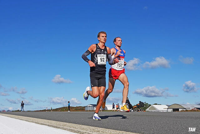 Lars Lunde og Marius Garmann Sørli rykket fra resten av deltakerne under Flyplassmila og kjempet seg i mellom i 8 km. (Foto: Thomas A. Hjelmen)