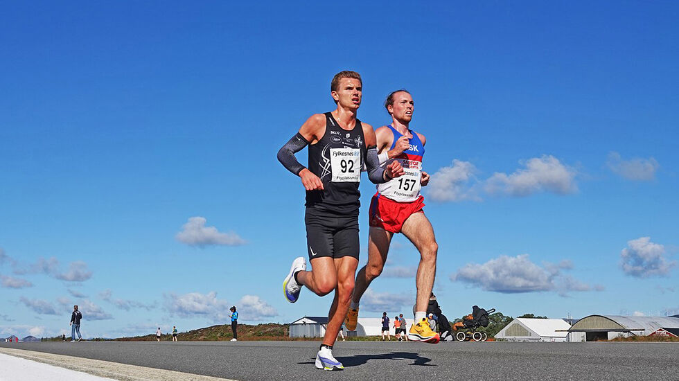 Lars Lunde og Marius Garmann Sørli rykket fra resten av deltakerne under Flyplassmila og kjempet seg i mellom i 8 km. (Foto: Thomas A. Hjelmen)