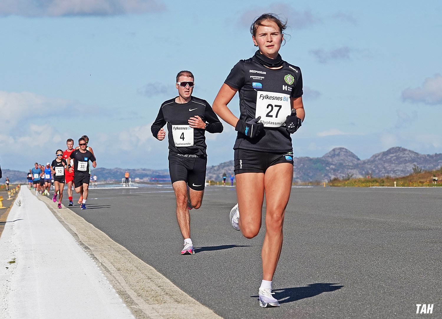 Nora Jakobsen (27) frå Haugesund var raskast av kvinnene på 5km. Her følgd av Tarjei Haga (4).jpg