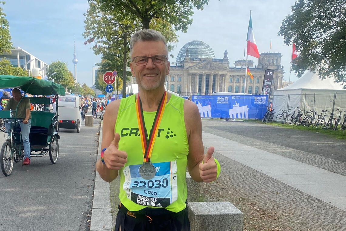En euforisk, stolt og lykkelig Cato Thunes etter sitt løp i Berlin Marathon. Tiden 2:56:26 ga ham en knallsterk tredjeplass i klasse M60. Her skriver han om sine personlige opplevelser fra løpet i Berlin. (Foto: privat)