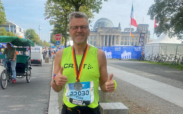 En euforisk, stolt og lykkelig Cato Thunes etter sitt løp i Berlin Marathon. Tiden 2:56:26 ga ham en knallsterk tredjeplass i klasse M60. Her skriver han om sine personlige opplevelser fra løpet i Berlin. (Foto: privat)
