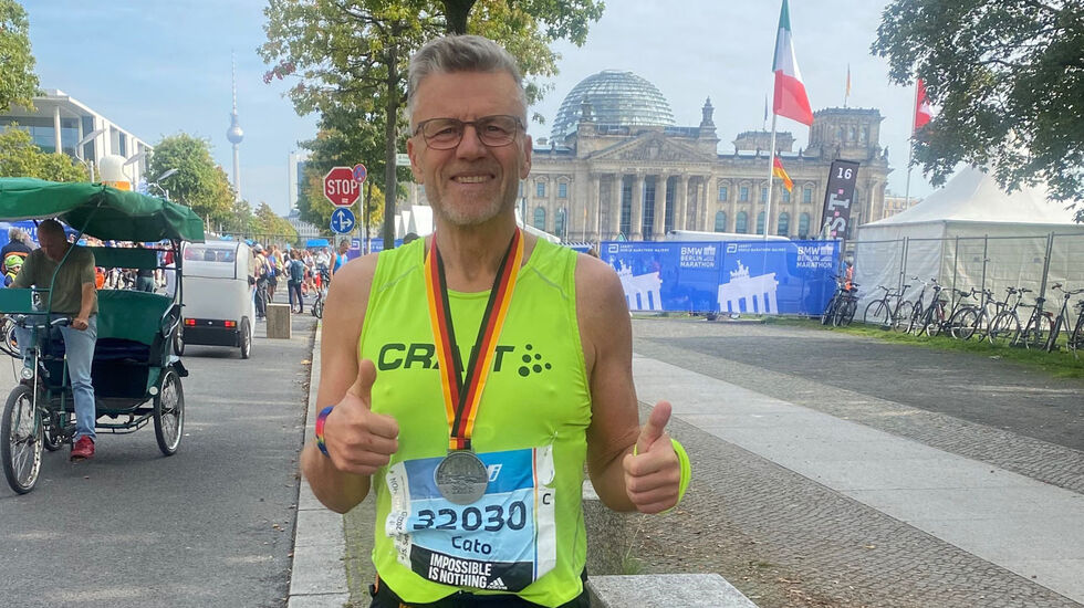 En euforisk, stolt og lykkelig Cato Thunes etter sitt løp i Berlin Marathon. Tiden 2:56:26 ga ham en knallsterk tredjeplass i klasse M60. Her skriver han om sine personlige opplevelser fra løpet i Berlin. (Foto: privat)