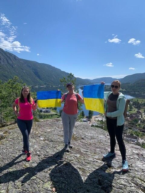 Tre menneske med ukrainsk flagg toppen av Bringsåsnuten