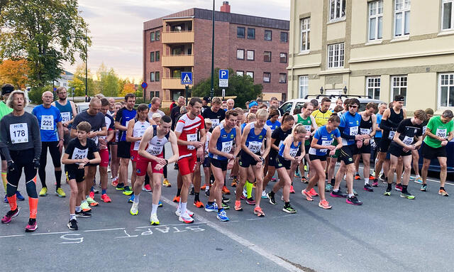 Det er like før starten på 5 km, og ivrige løpere er klare til å sette både seg sjøl og klokka i bevegelse. (Foto: Roger Midtstraum)