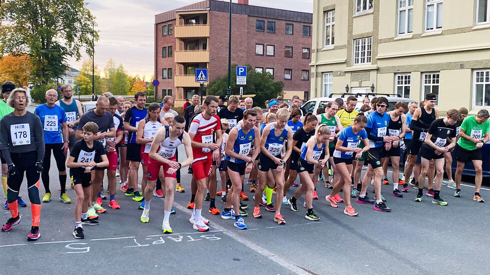 Det er like før starten på 5 km, og ivrige løpere er klare til å sette både seg sjøl og klokka i bevegelse. (Foto: Roger Midtstraum)