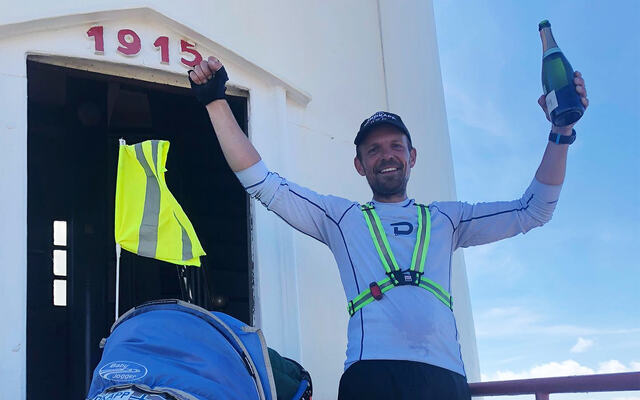 Etter i ha lagt tilbake 63 km i snitt per dag i 41 dager var Ondrej Jarusek framme ved fyret på Lindesnes. (Foto: privat)